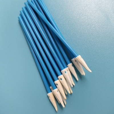 Swab di schiuma punteggiata senza lingotti con maniglia verde / rossa per pulizia elettronica Qtips
