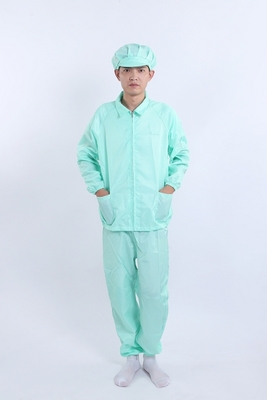 Top e pantaloni separati con colletto a lancia antistatici, approvati per camera bianca, per ambienti controllati, in bianco / blu / rosa / nero