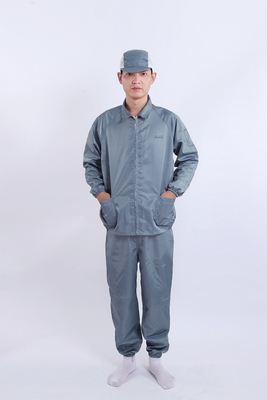 Top e pantaloni separati con colletto a lancia antistatici, approvati per camera bianca, per ambienti controllati, in bianco / blu / rosa / nero