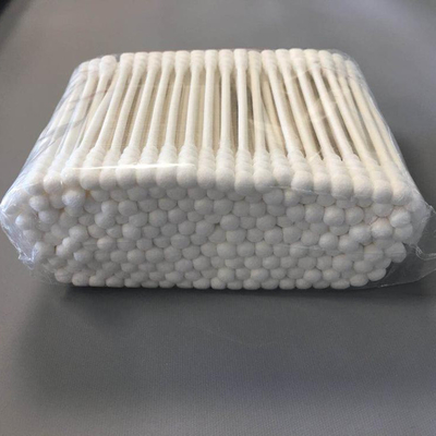 Il tampone bianco del germoglio del cotone della maniglia di carta rotondo si dirige verso la pulizia cosmetica