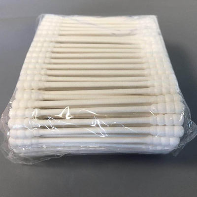 Il tampone bianco del germoglio del cotone della maniglia di carta rotondo si dirige verso la pulizia cosmetica