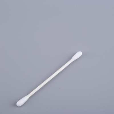 Il tampone bianco del germoglio del cotone della maniglia di carta rotondo si dirige verso la pulizia cosmetica
