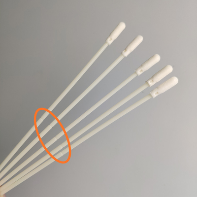 La raccolta di esemplare oronasale del tampone tampona i tamponi medici eliminabili della schiuma