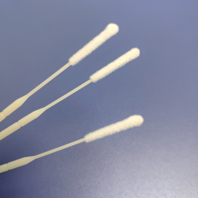 Di nylon sterili del tampone della raccolta del campione affollati si dirigono verso la gola orale nasale