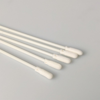 La raccolta di esemplare oronasale del tampone tampona i tamponi medici eliminabili della schiuma